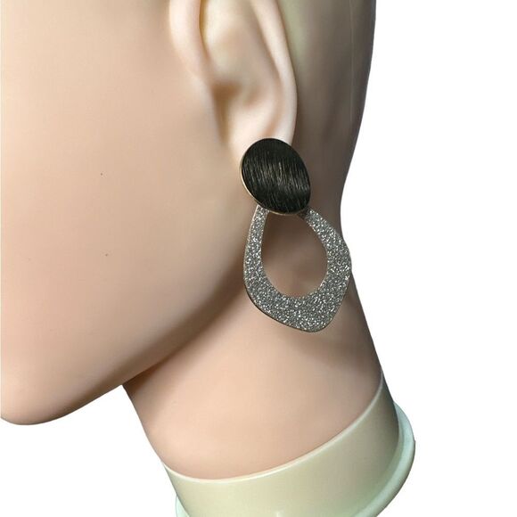 Cute women gold approximately 2” long - Picture 3 of 4